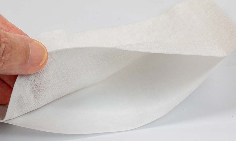 TAKEFU100％の不織布シートは、さらふわでやさしい肌ざわり。
